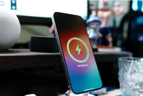临翔苹果15换屏服务分享用什么充电器给iPhone15充电更好 